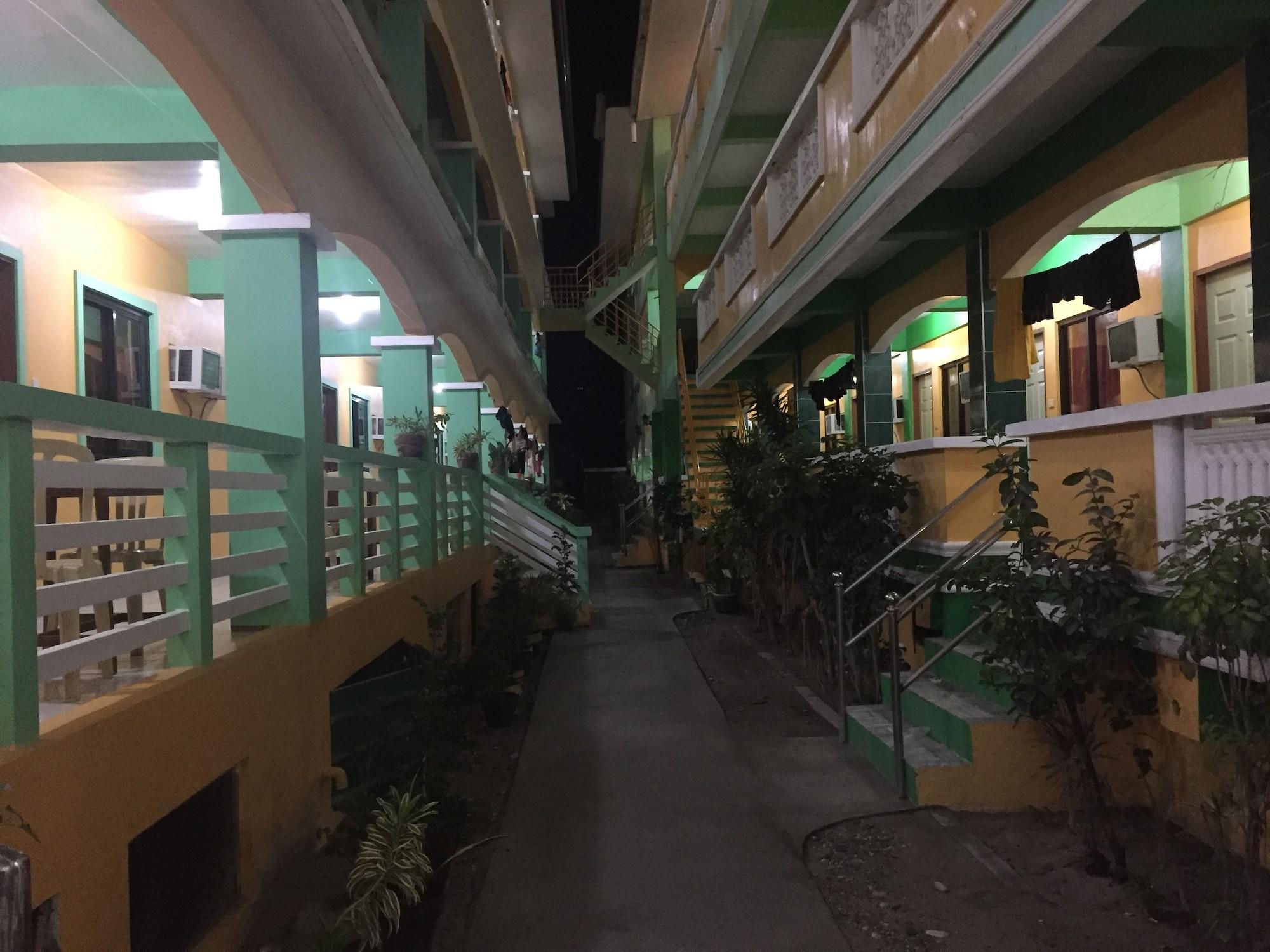 White Beach Hotel Puerto Galera Powered By Cocotel Buitenkant foto