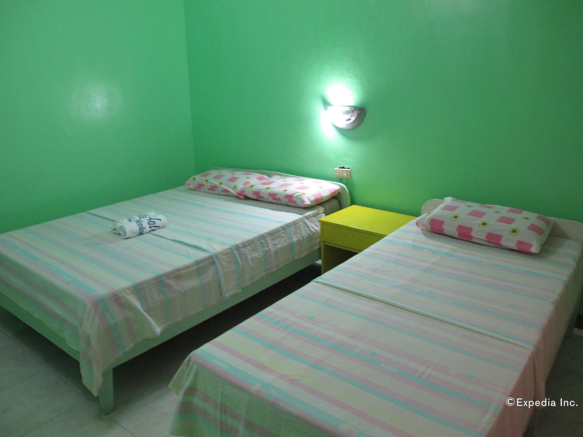 White Beach Hotel Puerto Galera Powered By Cocotel Buitenkant foto