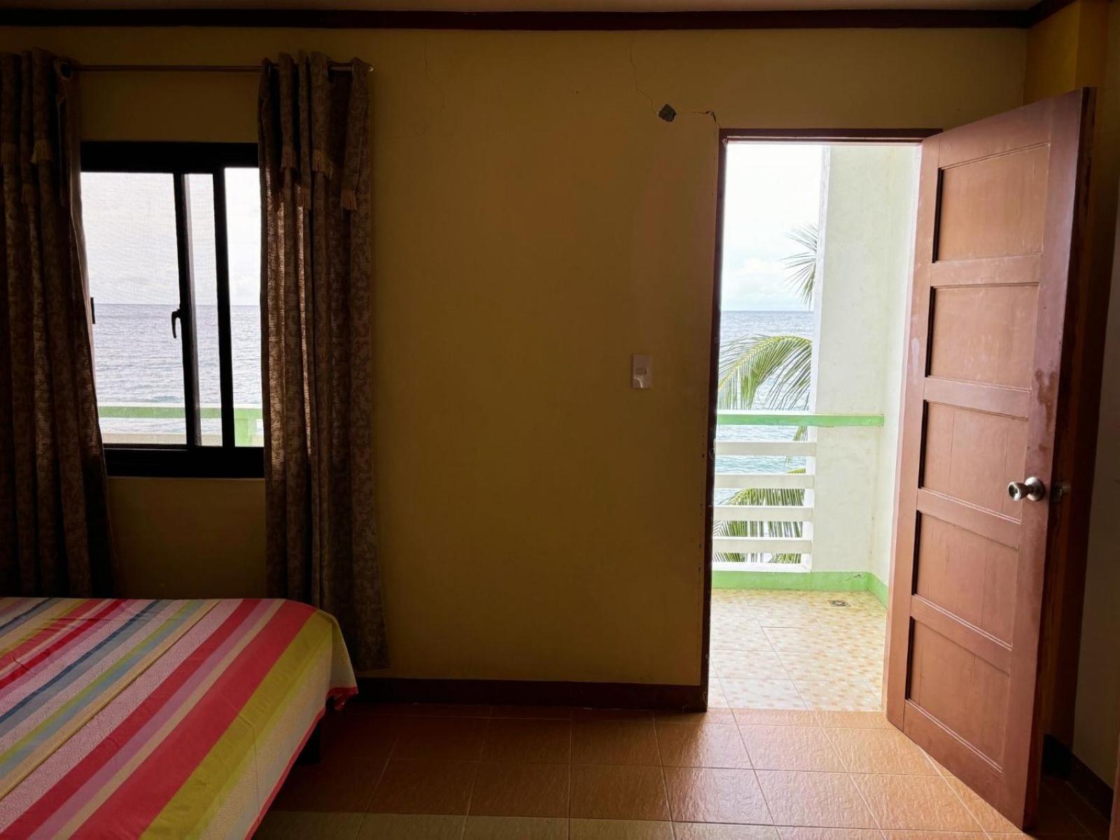White Beach Hotel Puerto Galera Powered By Cocotel Buitenkant foto