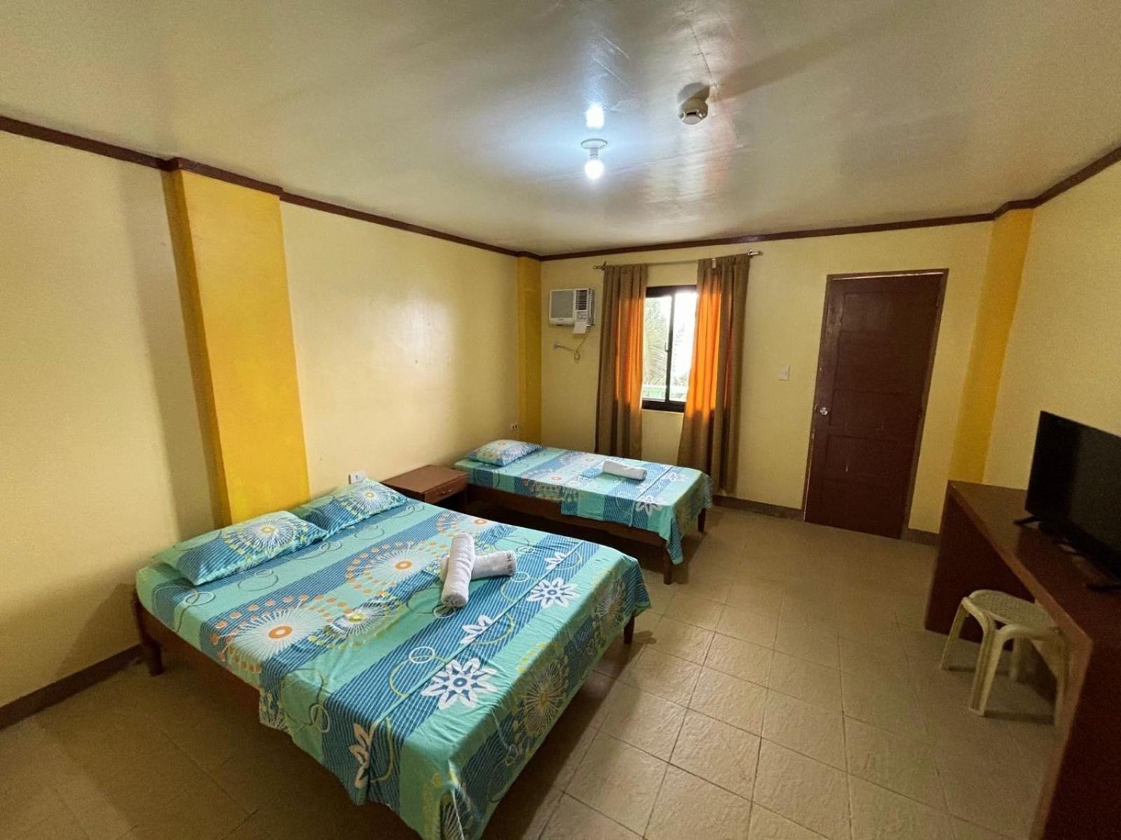 White Beach Hotel Puerto Galera Powered By Cocotel Buitenkant foto