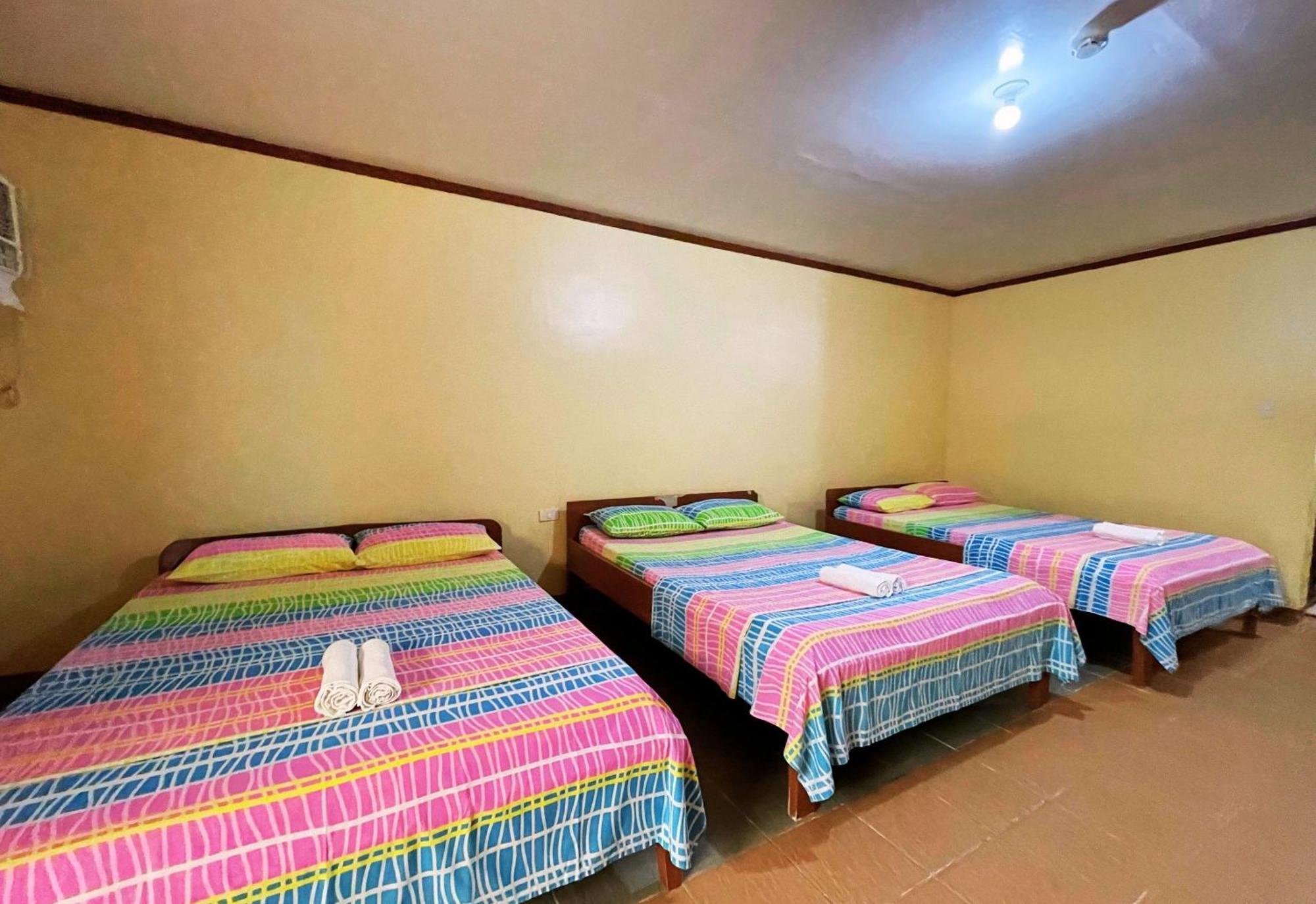 White Beach Hotel Puerto Galera Powered By Cocotel Buitenkant foto