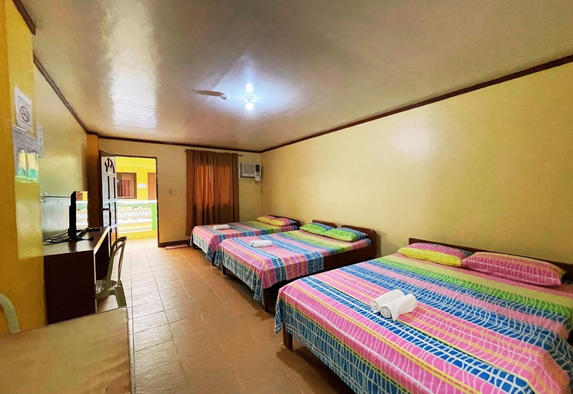 White Beach Hotel Puerto Galera Powered By Cocotel Buitenkant foto