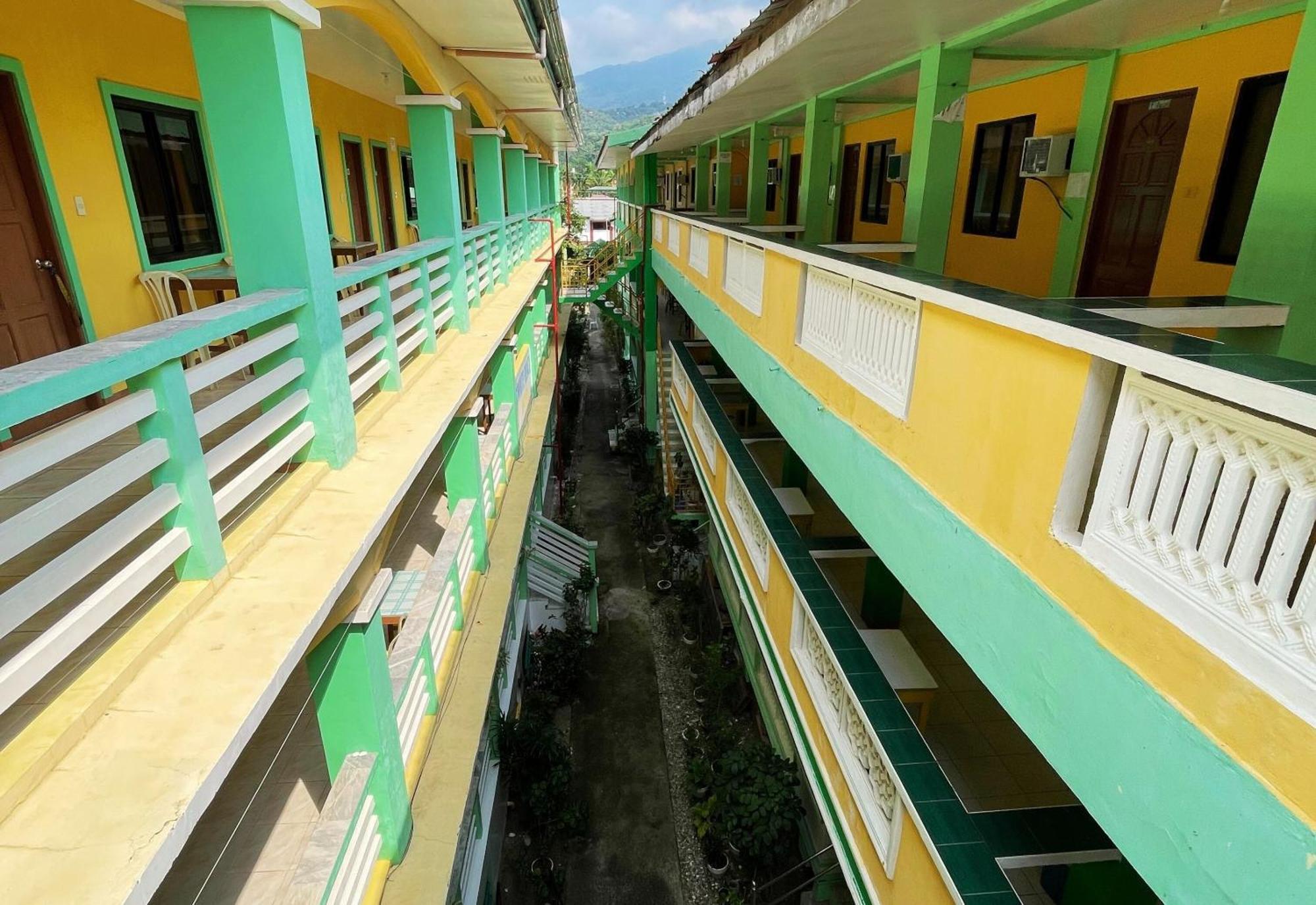 White Beach Hotel Puerto Galera Powered By Cocotel Buitenkant foto