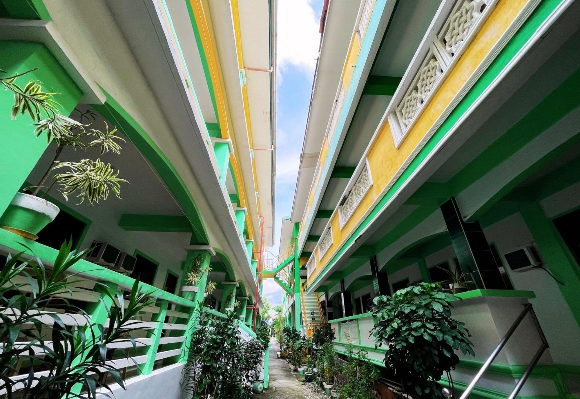 White Beach Hotel Puerto Galera Powered By Cocotel Buitenkant foto