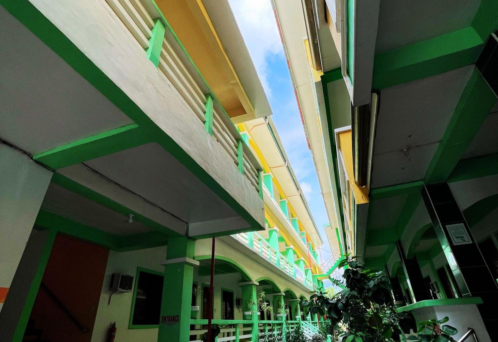 White Beach Hotel Puerto Galera Powered By Cocotel Buitenkant foto