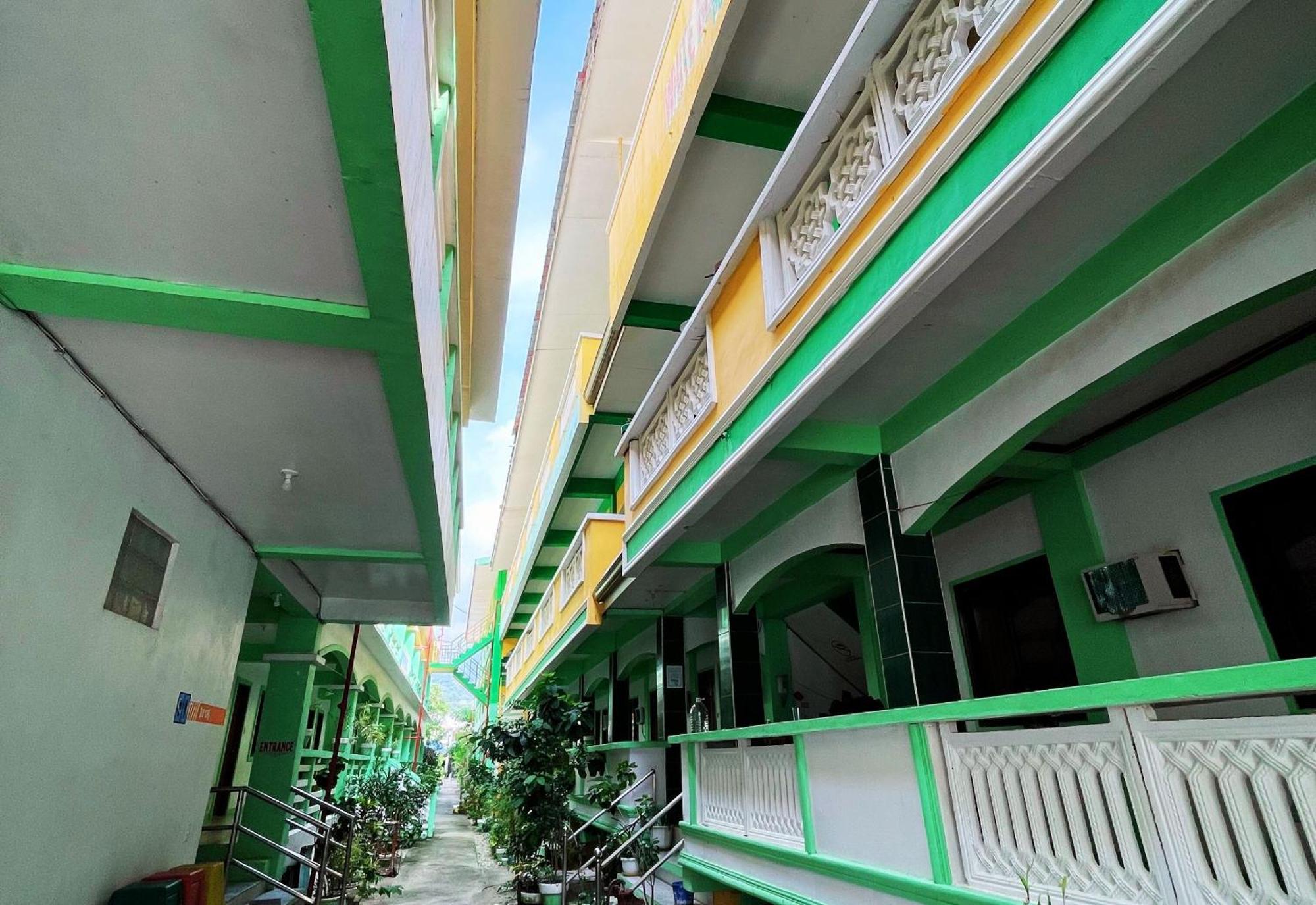 White Beach Hotel Puerto Galera Powered By Cocotel Buitenkant foto