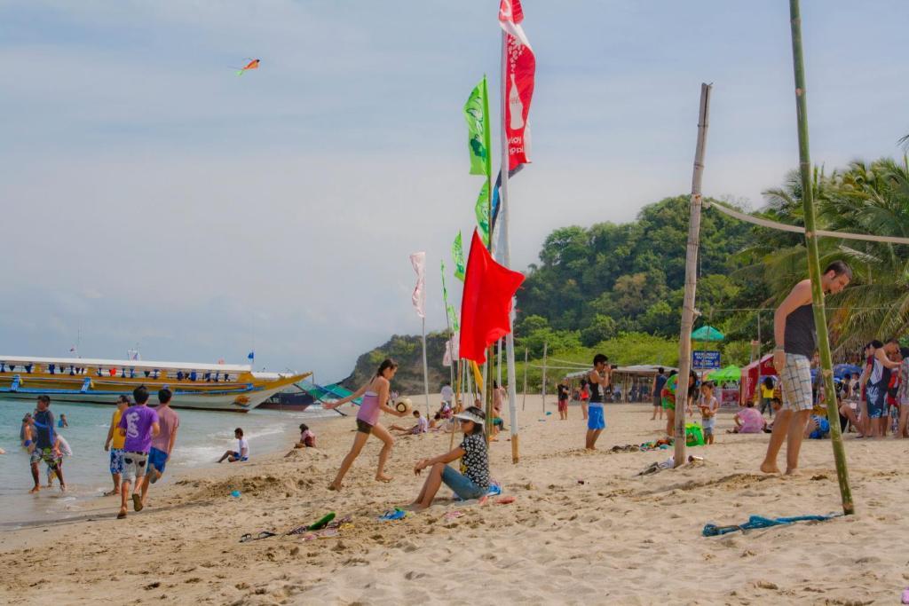 White Beach Hotel Puerto Galera Powered By Cocotel Buitenkant foto